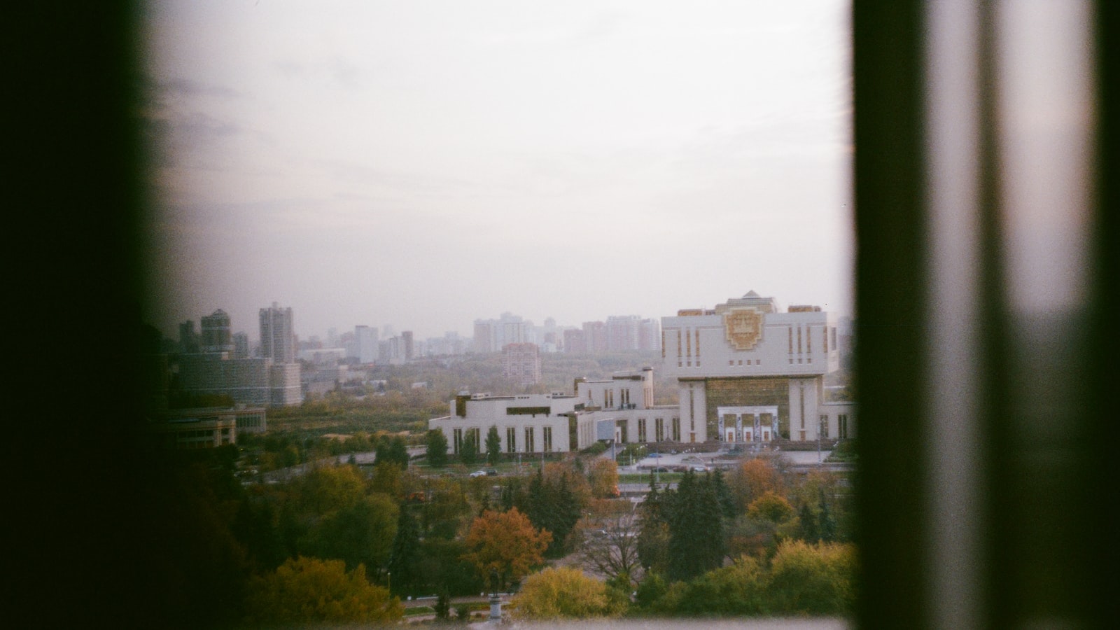 1.​ Снится
2. Грамотей